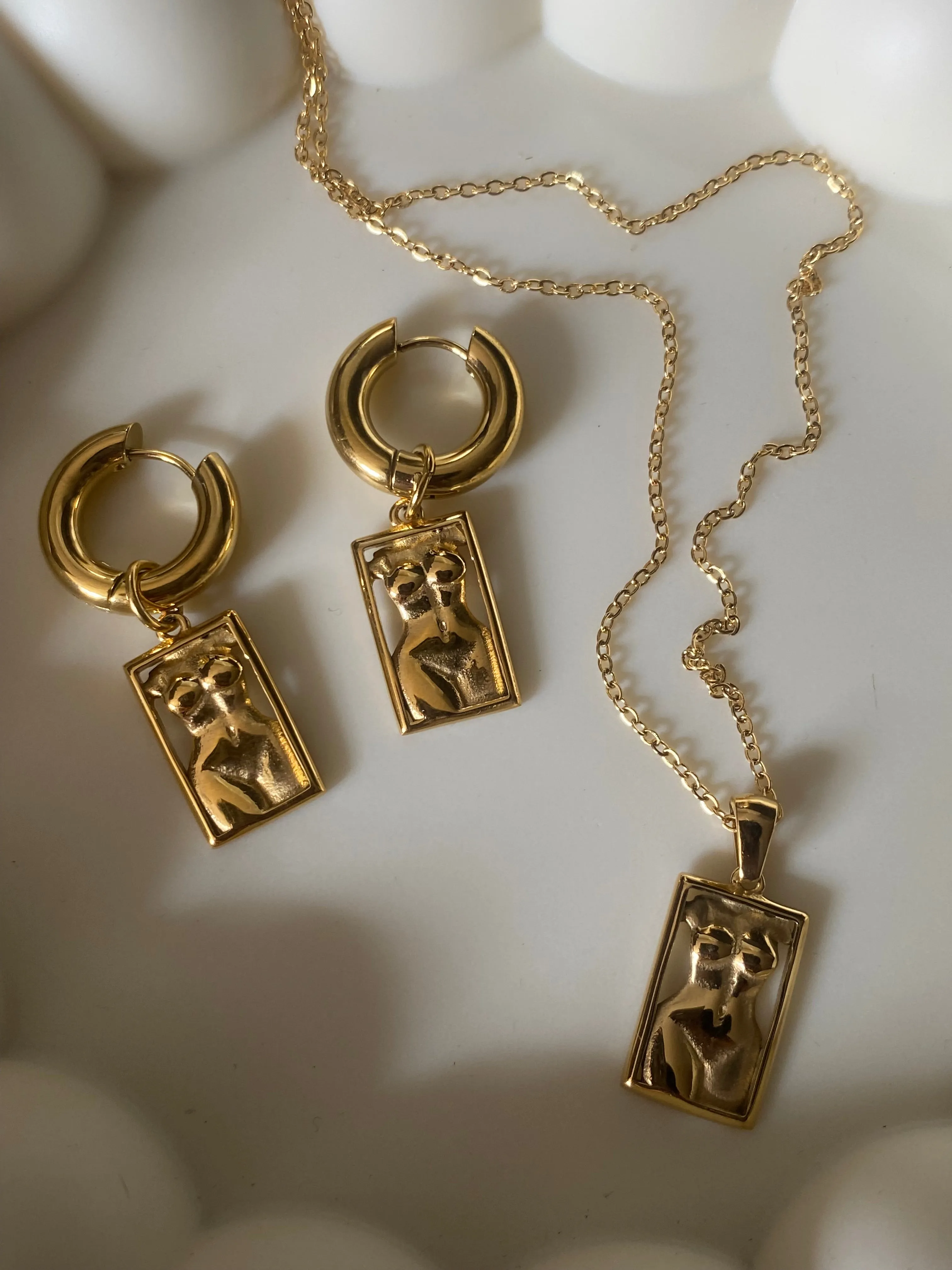 Cuerpo 18k Gold Pendant Necklace